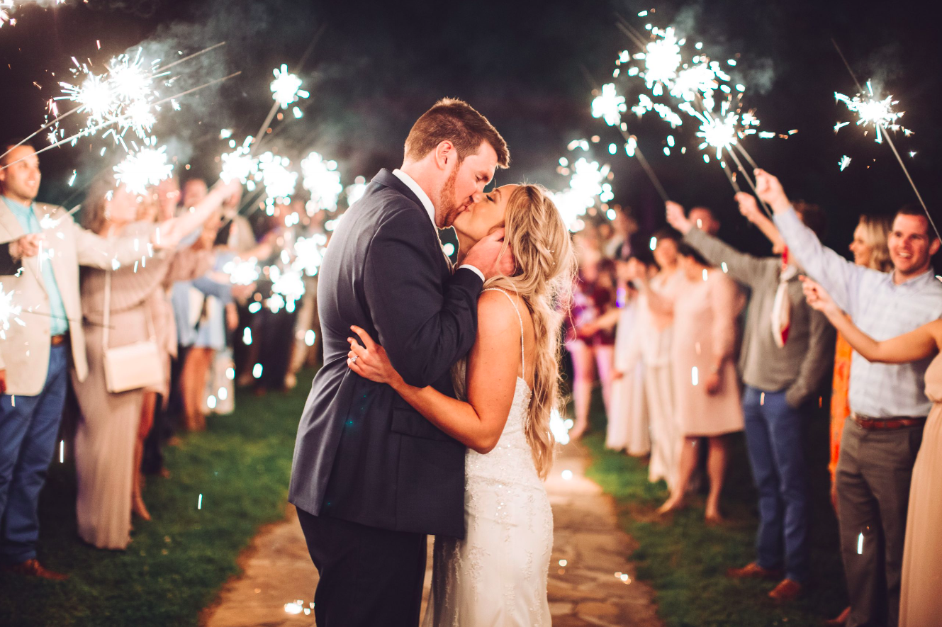 bride groom kiss