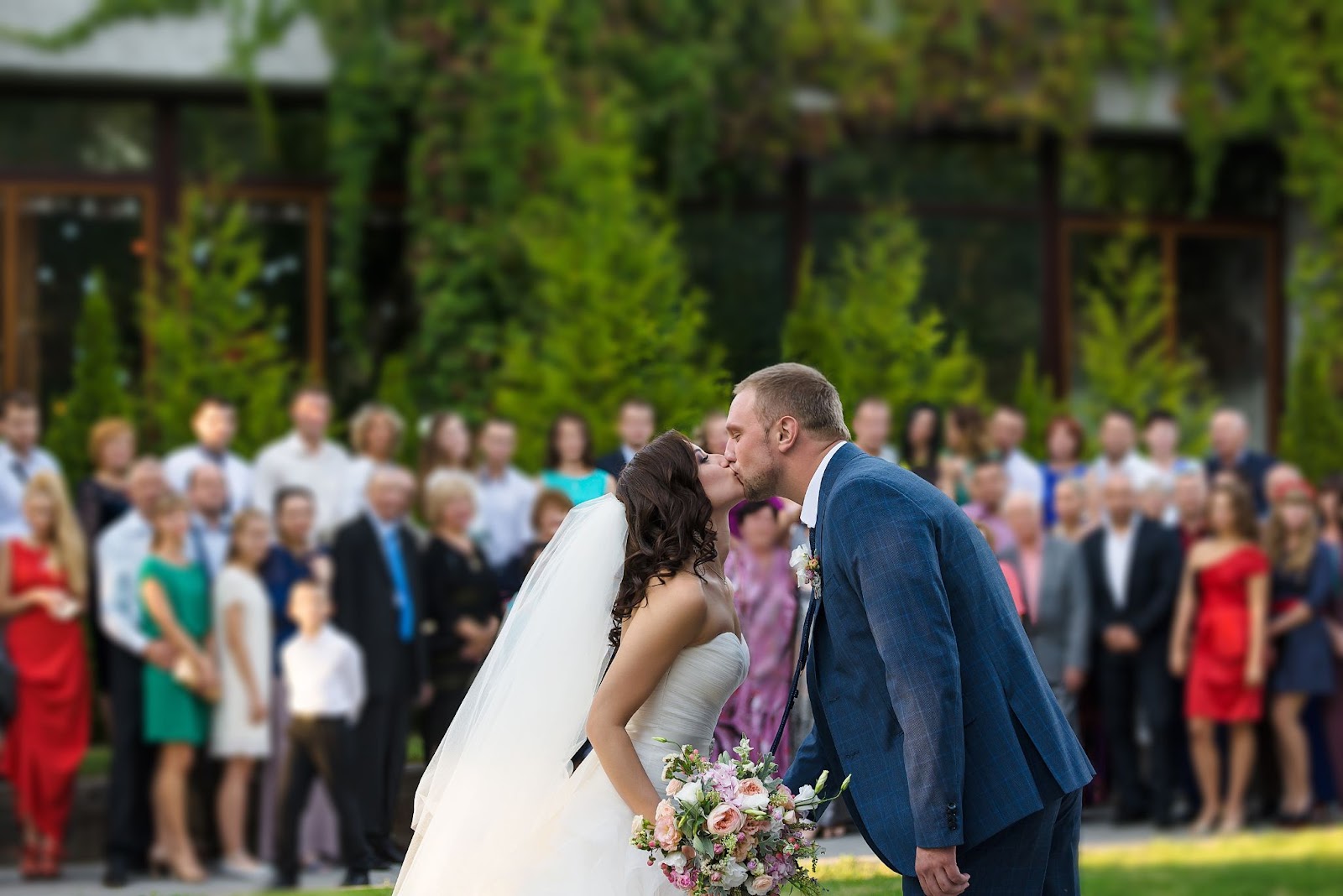 bride groom kiss