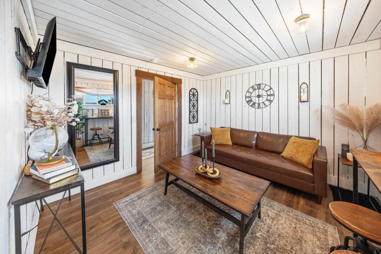 Grooms Suite at opal oak summit in Oakdale, TN